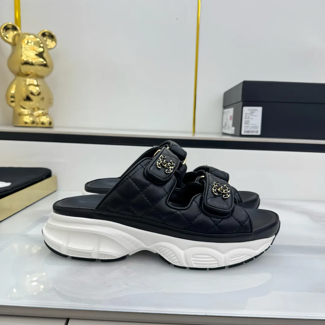 👟👟Ex-factory price 680👟👟 Top version... Chanel｜Chanel Xiaoxiang Velcro Beach Slippers Slippers Casual Beach Shoes 25ss Spring and Summer New Style! Beach shoes are a hit all over the internet! The latest model from the counter, I am still willing to buy it on my feet. It must be ranked among the most popular models. It is invincible in all seasons. Various bloggers and Internet celebrities can see the matching styles. Highly recommended. Pearlescent sheepskin upper, sheepskin lining, suede for the feet. Original open-molded TPU outsole size: 35-40 (customized for 40 and 41). Full set of original packaging 👉 👉